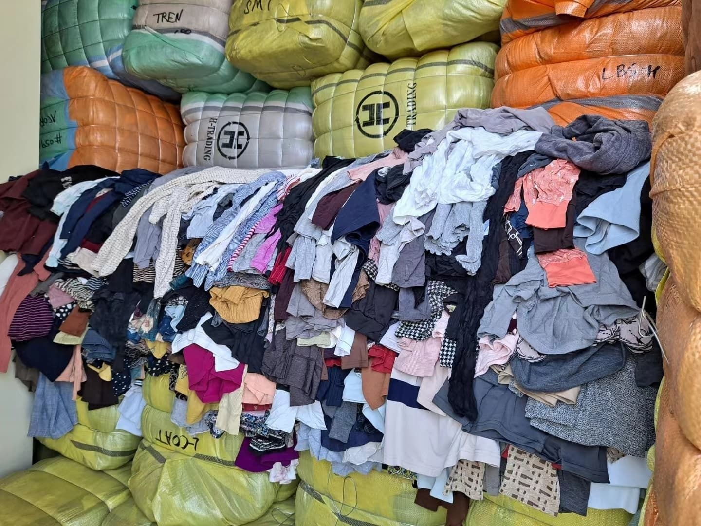 Buy premium quality used cloths now available in stock with fast delivery