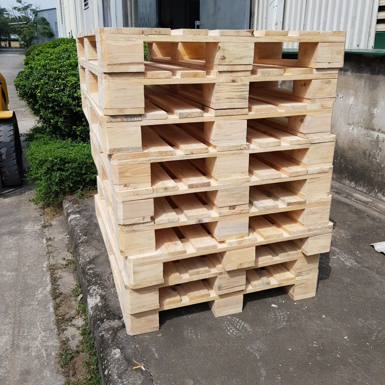 Euro Pallets for Heavy Loads Single-Faced Wooden EPAL Wood Pallets 4-Way Industrial Use Plastic Steel Bulk Prices Avail